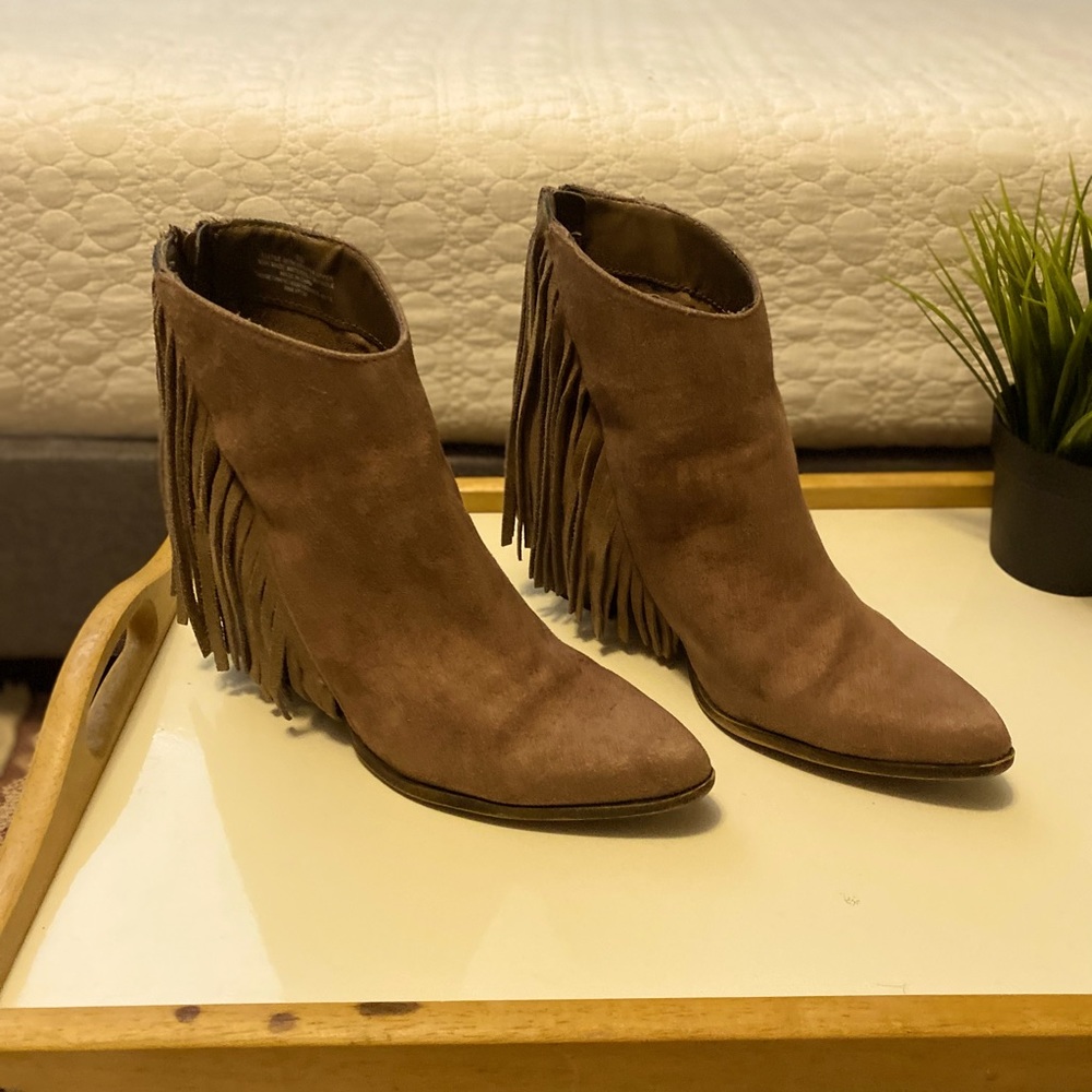 Super cute Mossimo fringe heel booties🤠
